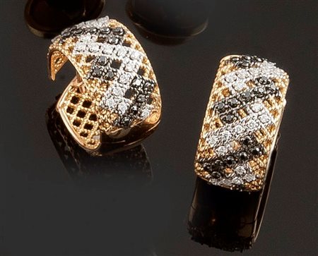 COPPIA DI ORECCHINI Coppia di orecchini in oro giallo, bianco e brunito, a...