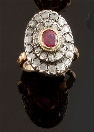 ANELLO Anello in oro giallo ed argento, al centro rubino di taglio ovale,...