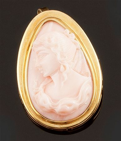 SPILLA CIONDOLO Spilla ciondolo in oro giallo con cammeo in corallo rosa...