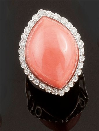 ANELLO Anello in oro bianco con al centro grande marquise in corallo rosa...