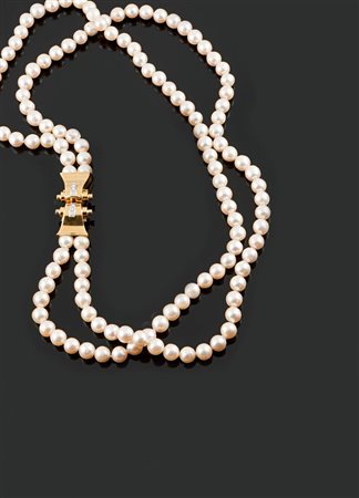 COLLANA DI PERLE Collana composta da due fili di perle giapponesi dal diam di...