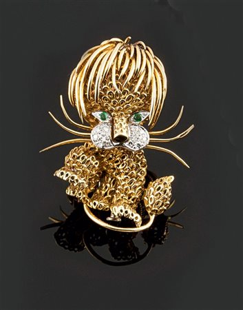 SPILLA Spilla in oro giallo a forma di leone con diamanti taglio brillante...