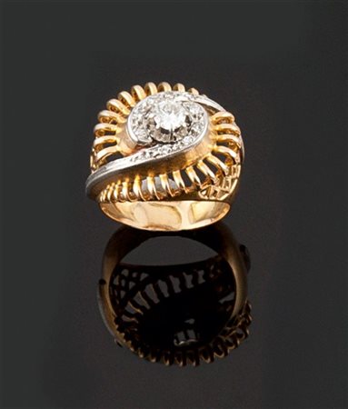 ANELLO Anello in oro giallo e platino, Francia anni '40, sommità di forma...