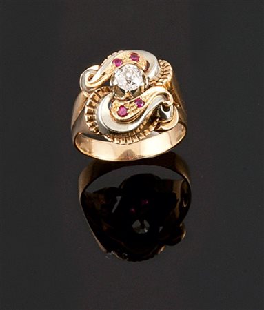 ANELLO Anello in oro giallo e bianco, anni '40, sommità lavorata ad intreccio...