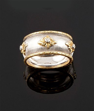 ANELLO Anello in oro bianco satinato con applicazioni e bordo in oro giallo...