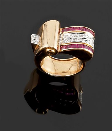 ANELLO Anello in oro giallo, sommità a forma di voluta, con due file di...