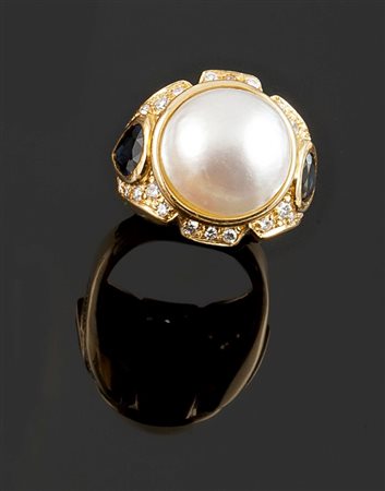 ANELLO Anello in oro giallo con al centro grande perla mabè, ai lati due...