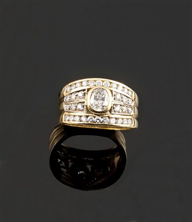 ANELLO Anello in oro giallo, a fascia, con al centro diamante taglio...