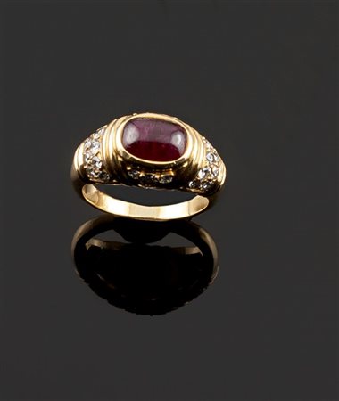 ANELLO Anello in oro giallo con al centro rubino taglio cabochon ed ai lati...