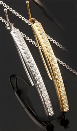 COPPIA DI ORECCHINI Coppia di orecchini in oro bianco e giallo, a forma di...
