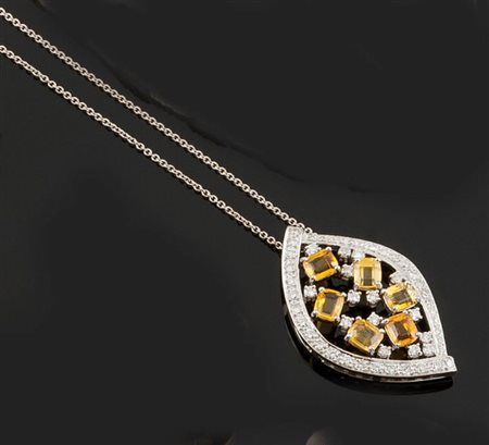 CIONDOLO Ciondolo in oro bianco, a forma di foglia, con diamanti taglio...