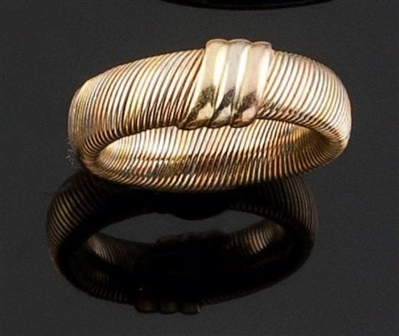ANELLO Anello composto da fili nei tre colori dell'oro, giallo, bianco e...