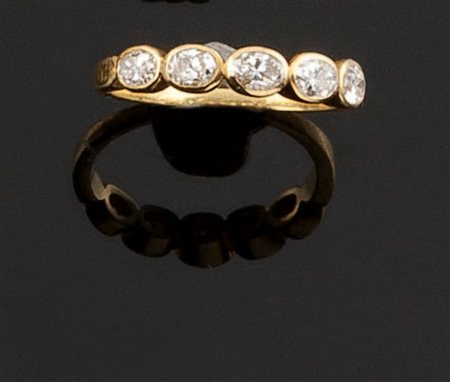 ANELLO Fedina in oro giallo con cinque diamanti taglio ovale, per complessivi...