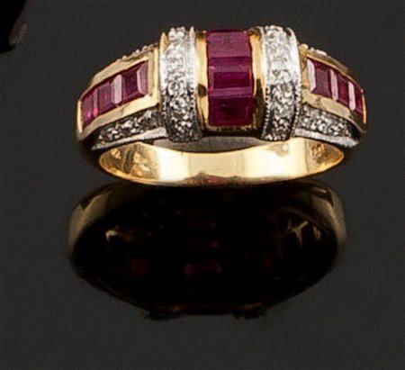 ANELLO Anello in oro giallo, sommità con rubini taglio baguette per...