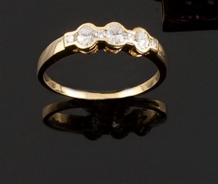ANELLO Anello in oro giallo, modello tirlogy, con tre diamanti di taglio...