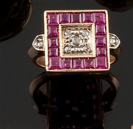 ANELLO Anello in oro giallo 14 Kt, sommità di forma quadrata, con al centro...