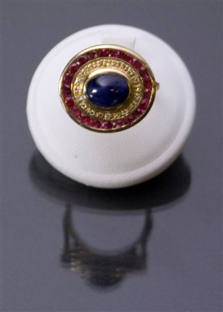 ANELLO Anello in oro giallo, sommità di forma ovale con al centro uno zaffiro...