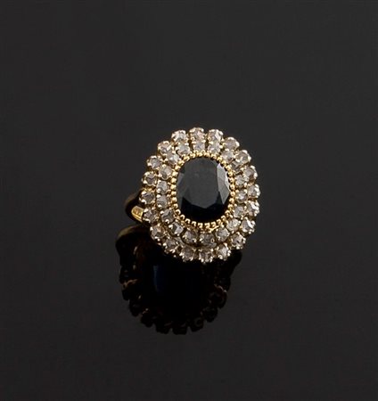 ANELLO Anello in oro giallo ed argento con al centro zaffiro di taglio ovale,...