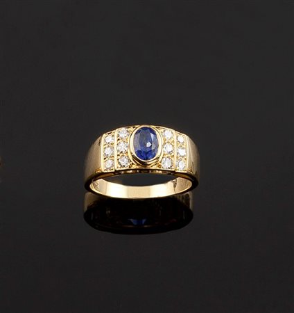 ANELLO Anello in oro giallo con al centro zaffiro di taglio ovale; ai lati...