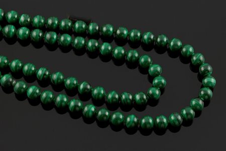 COLLANA Collana composta da boules di malachite, chiusura in oro giallo