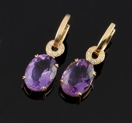 COPPIA DI ORECCHINI Coppia di orecchini in oro giallo con piccoli diamanti...