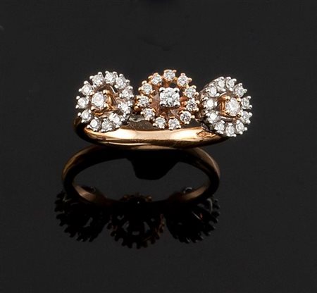 ANELLO Anello in oro giallo e bianco sommità composta da tre fiori stilizzati...