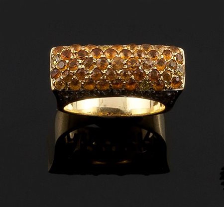ANELLO Anello in oro giallo, sommità piatta, con quarzi citrini taglio...