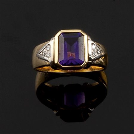 ANELLO Anello in oro giallo con al centro ametista di taglio rettangolare, ai...