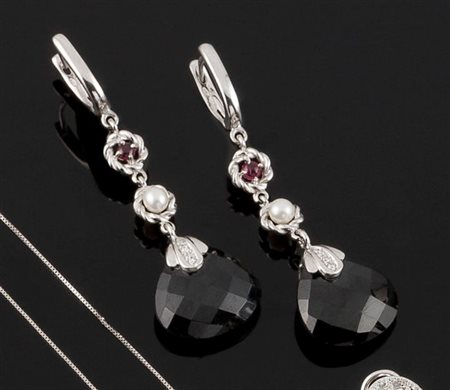 COPPIA DI ORECCHINI Coppia di orecchini in oro bianco, corpo recante due...