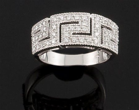 ANELLO Anello in oro bianco, a fascia, sommità decorata a motivo di greca,...