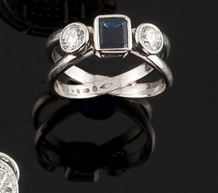 ANELLO Anello in oro bianco con al centro uno zaffiro taglio rettangolare ed...