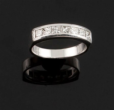 ANELLO Anello in oro bianco, con al centro sette diamanti taglio princess per...