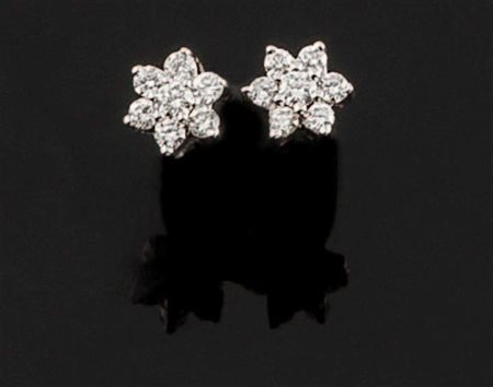COPPIA DI ORECCHINI Coppia di orecchini a lodo a forma di fiore stilizzato...