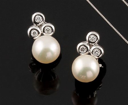 COPPIA DI ORECCHINI Coppia di orecchini in oro bianco con due perle dal diam...