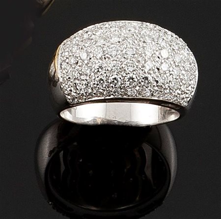 ANELLO Anello in oro bianco, sommità con pavè di diamanti taglio billante per...