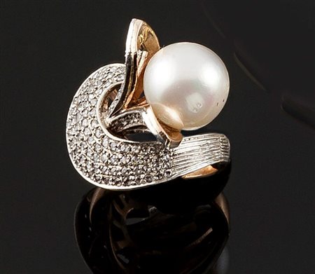 ANELLO Anello in oro giallo 14 Kt, a forma di fiore stilizzato, con grande...