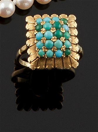 ANELLO Anello in oro giallo con foglie stilizzate satinate trattenenti al...