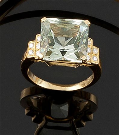 ANELLO Anello in oro giallo con grande acquamarina verde taglio carrè di ct...