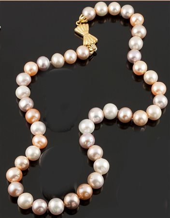 COLLANA DI PERLE Collana di perle di acqua dolce nelle sfumature del rosa;...