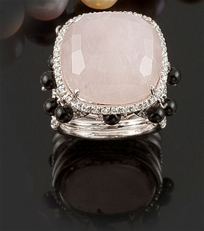 ANELLO Anello in oro bianco con al centro grande quarzo rosa sfaccettato,...