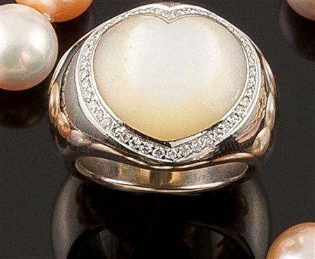 ANELLO Anello in oro bianco con al centro grande madreperla a forma di cuore...