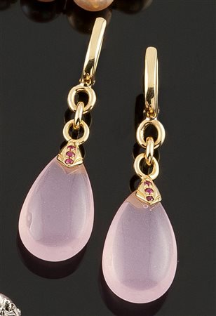 COPPIA DI ORECCHINI Coppia di orecchini pendenti in oro giallo, corpo a...