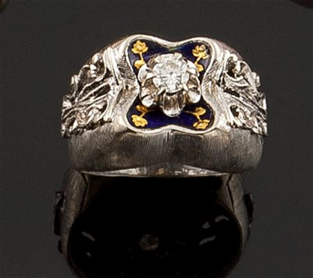 ANELLO Anello in oro bianco, a fascia, sommità bombata e lavorata a motivi...