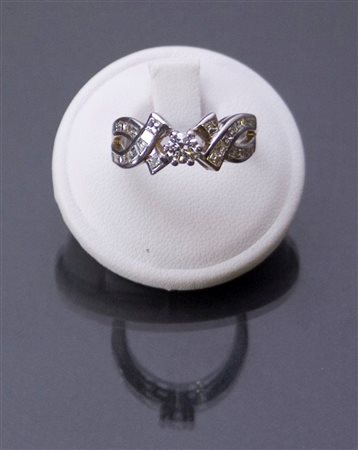 ANELLO Anello oro bianco, sommità ad intreccio, con al centro diamante taglio...