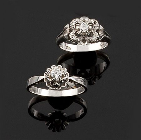 DUE ANELLI Lotto composto da due anelli in oro bianco: il primo con piccolo...