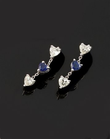 COPPIA DI ORECCHINI Coppia di orecchini pendenti in oro bianco con quattro...