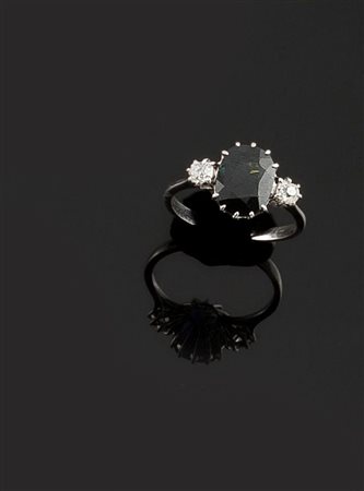 ANELLO Anello in oro bianco con al centro zaffiro di taglio ovale ed ai lati...