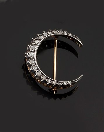 SPILLA Spilla in oro giallo a forma di mezzaluna, con rosette di diamanti...