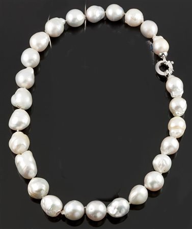 COLLANA DI PERLE Collana composta da ventisei perle barocche dal diam di mm...