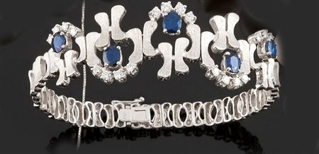 BRACCIALE Bracciale in oro bianco lavorato a segmenti curvilinei satinati, al...